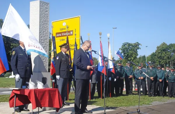 Slovesnost ob spomeniku Dan prej 