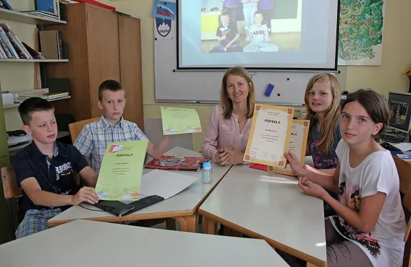 V Zagorju se bojijo, da je bil zadnji šolski dan za Patrika, Žana, Majo, Kristino (na fotografiji z leve), zaradi tekmovanja odsotno Lariso in  učiteljico Sabino Kernel tudi zadnji za podružnično šolo v Zagorju.





