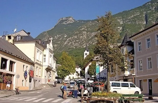 Visoke goste bo danes sprejel bovški župan Valter Mlekuž, 
nato bodo nadaljevali pot proti Logu pod Mangartom, kjer 
bodo položili venec na vojaškem pokopališču iz prve svetovne vojne. 