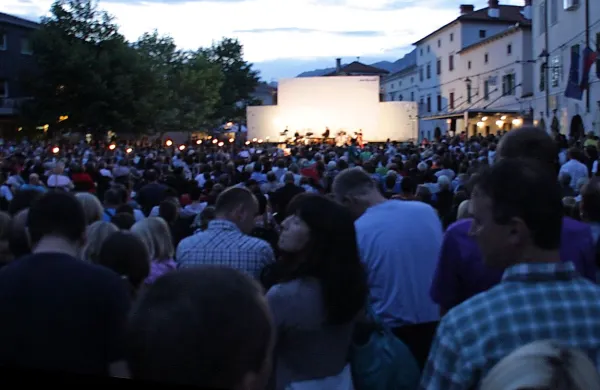 Vipava v pričakovanju premiere.