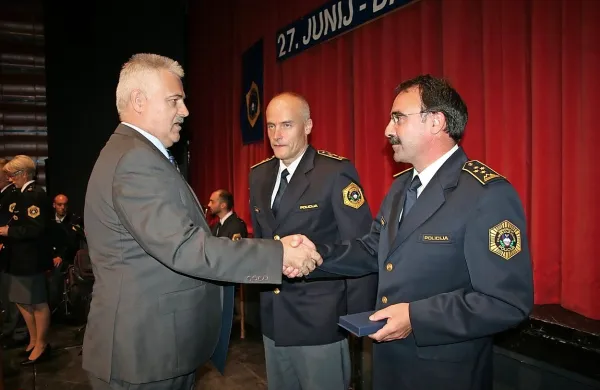 Zlati ščit je direktor PU Koper Danimir Rebec (desno) letos 
podelil Neviju Božiču (med njima je Srečko Jarc, direktor 
uprave uniformirane policije)