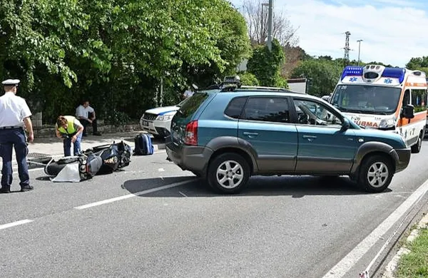 Mladi motorist se ni mogel izogniti terenskemu vozilu, s 
katerim je se je voznik z dvorišča restavracije nepravilno 
vključeval na cesto.
