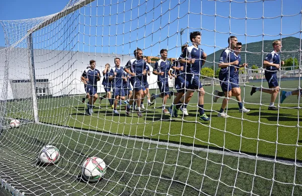 Nogometaše Gorice, ki so v sredo začeli priprave na novo 
sezono, že jutri čaka prva prijateljska tekma s Triglavom v 
Kranju.
