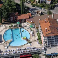 Čeprav je direktor Term Čatež Sebastjan Selan še maja razlagal, kako ni potrebe po prodaji 
Aquapark Hotela Žusterna, je ta zdaj kupcem na voljo za približno 14 milijonov evrov.  