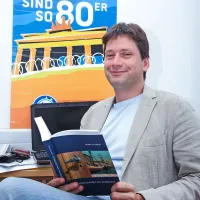 Dr. Borut Klabjan v svoji pisarni s svojo  knjigo Češkoslovaška na Jadranu.