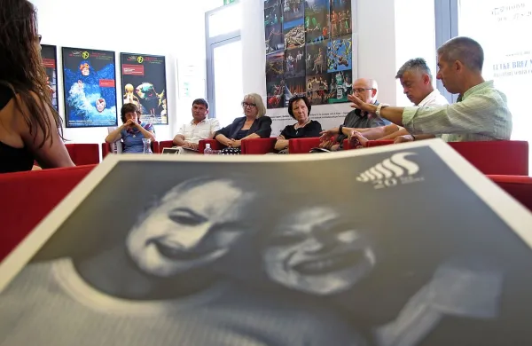 Zbornik prinaša pogled na prvi dve desetletji Primorskega poletnega festivala.     