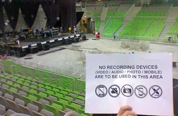 Po koncertu v Areni Stožice se je marsikateri   novinar 
kratkočasil s fotografiranjem neobičajno stroge prepovedi 
slehernega snemanja javnega dogodka.