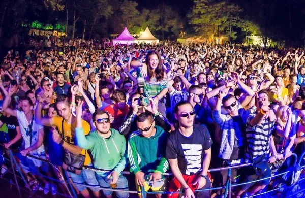 Med ljubitelji plesne glasbe zdaj že uveljavljen Eco festival 
privablja tisoče mladih, ogromno tudi iz tujine. Na občini zdaj 
zahtevajo najemnino za prostor. 