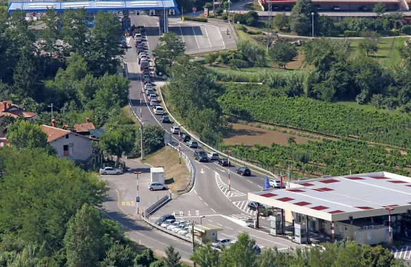  Na mejnem prehodu Dragonja je treba na izstop iz države 
čakati pol ure, na vstop pa 15 minut.