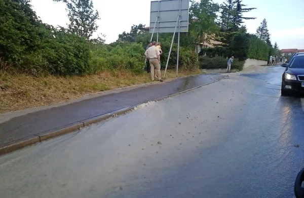 Voda prebila asfalt, poplavljalo dvori&scaron;ča, cesta je zaprta (video)