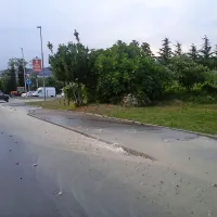 Voda prebila asfalt, poplavljalo dvori&scaron;ča, cesta je zaprta (video)