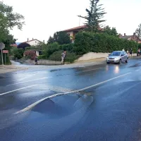 Voda prebila asfalt, poplavljalo dvori&scaron;ča, cesta je zaprta (video)