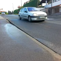 Voda prebila asfalt, poplavljalo dvori&scaron;ča, cesta je zaprta (video)