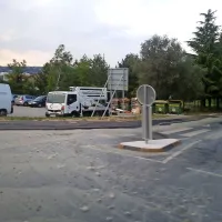 Voda prebila asfalt, poplavljalo dvori&scaron;ča, cesta je zaprta (video)