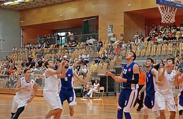 Turki (v modrem) so bili v četrtfinalu boljši tekmec od ekipe 
gostitelja prvenstva.