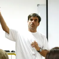 Arne Hodalič za gorje, ki je na svetu, najbolj obsoja vse religije: 
“Ljudi držijo v pokorščini. Indija bi eksplodirala, če ne bi verjeli 
v posmrtno življenje. Zelo enostavno je nekoga naplahtati in 
reči: V tem življenju boš trpel in delal za tekočim trakom, v 
naslednjem, ker si bil dober, pa se boš vozil v rolls roycu.” 