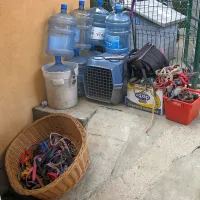 Zavetišče te dni sameva, v kotih so ostale le še  košare in 
škatle s povodci.  