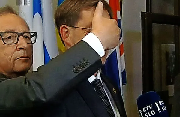 Predsednik Evropske komisije Jean-Claude Juncker je v 
četrtek  ob prihodu na vrh EU-ja pred kamerami navihano 
pozdravil slovenskega premierja Mira Cerarja.