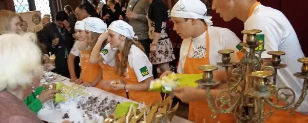 Mali kuharji iz Dornberka in Ajdovščine so pripravili sprejem 
za diplomate v bruseljski mestni hiši.