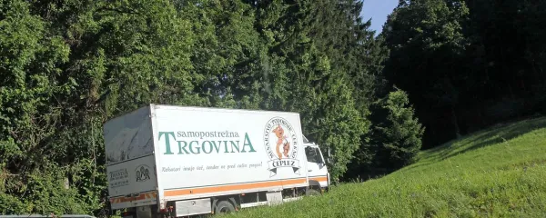Trgovina večinoma potuje po hribu gor, a tudi pozimi trmasto premaguje klance.
