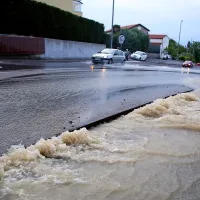 Voda je prebila asfalt in cesto  spremenila v hudournik