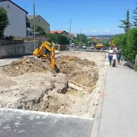 Voda je prebila asfalt in cesto  spremenila v hudournik