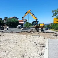 Voda je prebila asfalt in cesto  spremenila v hudournik