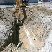 Voda je prebila asfalt in cesto  spremenila v hudournik