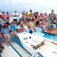 Mokri v bazenu in ob njem