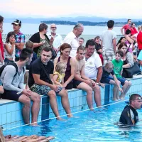 Mokri v bazenu in ob njem