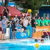 Mokri v bazenu in ob njem
