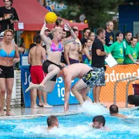 Mokri v bazenu in ob njem