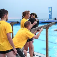 Mokri v bazenu in ob njem