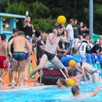 Mokri v bazenu in ob njem