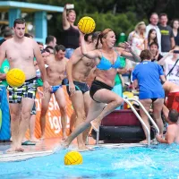 Mokri v bazenu in ob njem