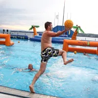 Mokri v bazenu in ob njem