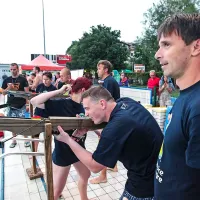 Mokri v bazenu in ob njem