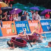 Mokri v bazenu in ob njem