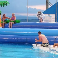 Mokri v bazenu in ob njem
