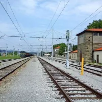 Železniška postaja Ilirska Bistrica z ohranjenim vodnim 
stolpom (prva zgradba desno).
