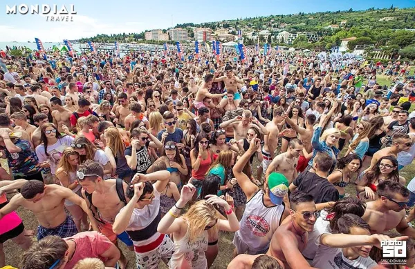 Med sobotno zabavo na portoroški plaži naj bi reševalca iz 
vode izkoristila pijano 17-letnico in jo posilila.

