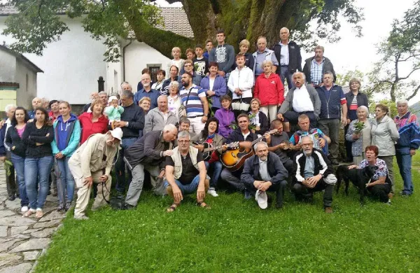 Vaščani in izseljenci so pod lipo spletali spomine na bližnjo in 
davno preteklost.