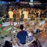 Za plesno zabavo je v petek poskrbela osemčlanska zasedba 
The Indicals. 