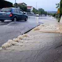 Glavna cesta v Bertokih se je spremenila v hudournik. 