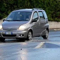 Voda je iz cevi bruhala s takšno močjo, da je prebila asfalt. 