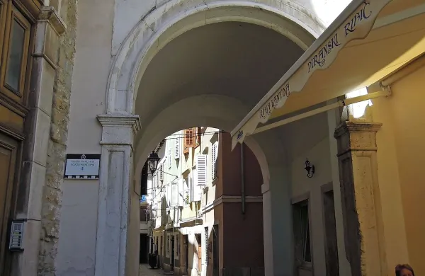 Vrata Marčana, zgrajena leta 1534 v renesančnem slogu, 
vodijo s Trga bratstva v Ulico svobode.