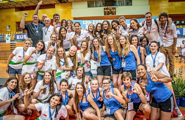 Hrvaške, poljske in francoske študentke s kolajnami