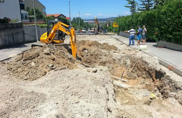 Včeraj so cesto povsem prekopali, zamenjali bodo 80 metrov 
cevi. 