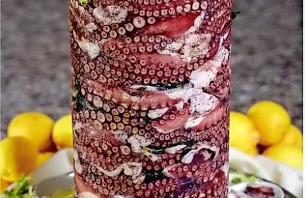 Kebab je preteklost, na pohodu je njegova gurmanska 
različica iz hobotnice, ki sliši na ime kepurk.