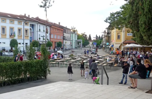 Minuli konec tedna je Poletje na placu pokazalo svojo 
mokrejšo plat, a plac že pričakuje pestro paleto dogodkov.  